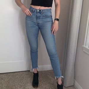 LEVI’S STRAIGHT LEG DISTRESSED JEANS